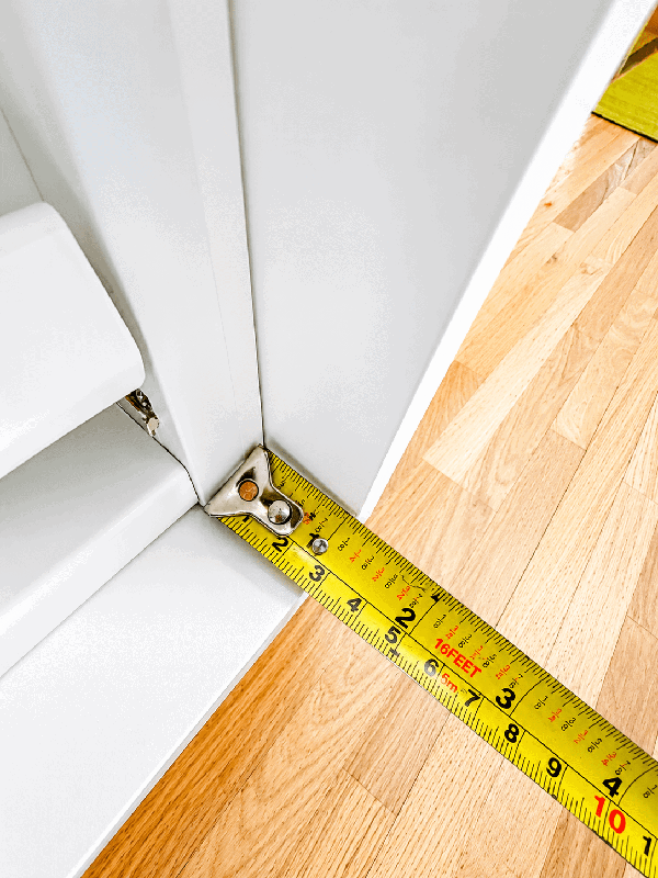 먼저 문을 설치하고, 그 다음에 덮개 패널을 설치합니다.