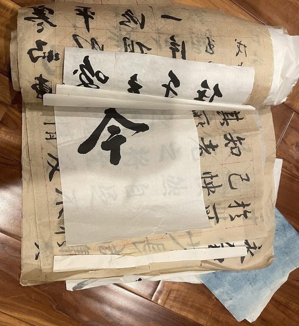 통조림 캔과 배드민턴 셔틀콕 튜브 홀더로 만든 미술 두루마리 보관함