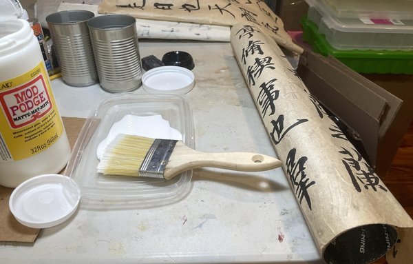 통조림 캔과 배드민턴 셔틀콕 튜브 홀더로 만든 미술 두루마리 보관함