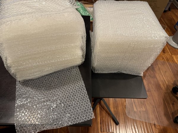 뽁뽁이와 헌옷으로 만든 재미있고 푹신한 큐브 오토만