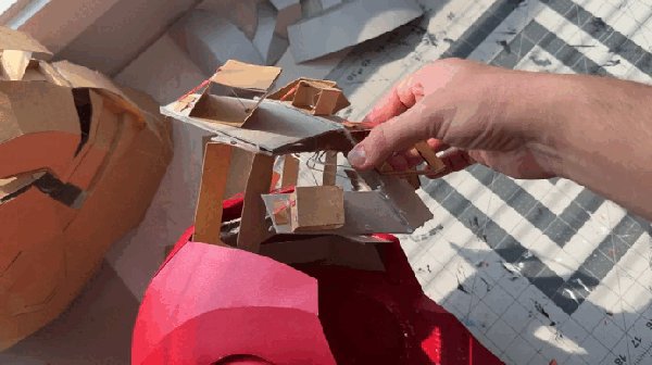 소개: 골판지로 만든 아이언맨 헬멧 (골판지 개폐 장치 포함)