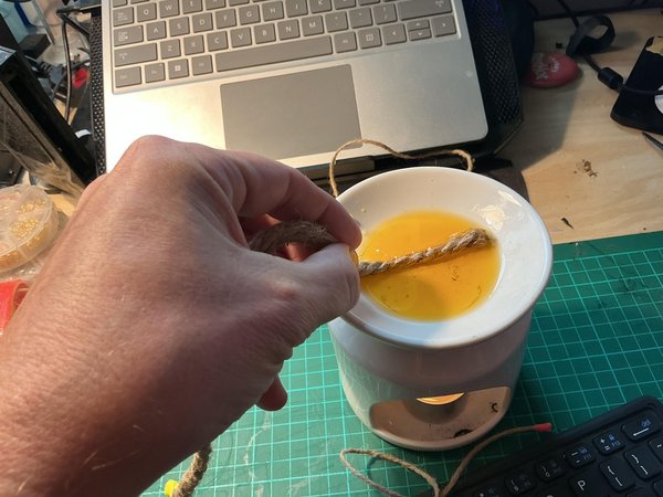 불쏘시개에 왁스 입히기