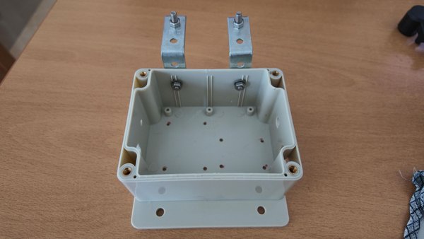 ESP32-CAM 주위에 모든 부품을 조립하세요.