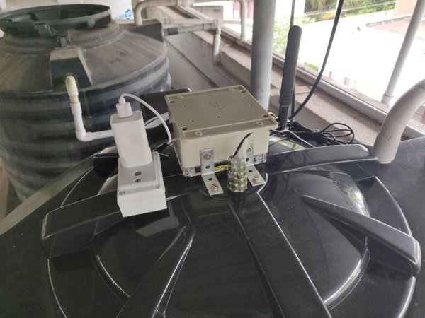 ESP32-CAM 주위에 모든 부품을 조립하세요.