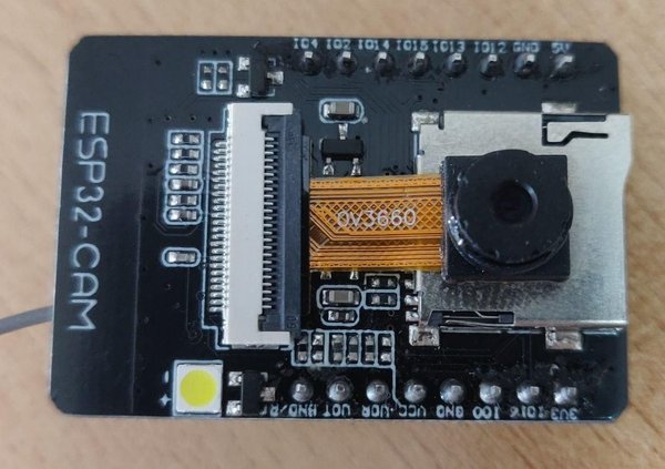 ESP32-CAM 주위에 모든 부품을 조립하세요.