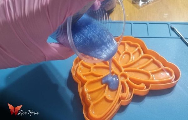 실리콘 몰드에 주입하기