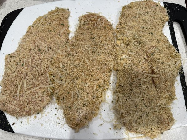 빵가루 작업대 준비 및 닭고기 빵가루 입히기
