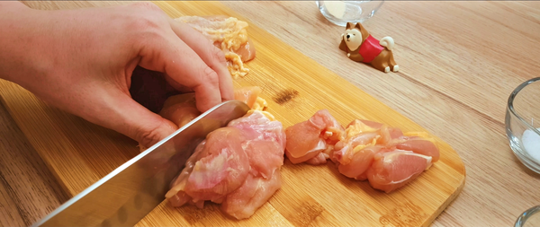 바삭하고 육즙이 가득한 닭 허벅지