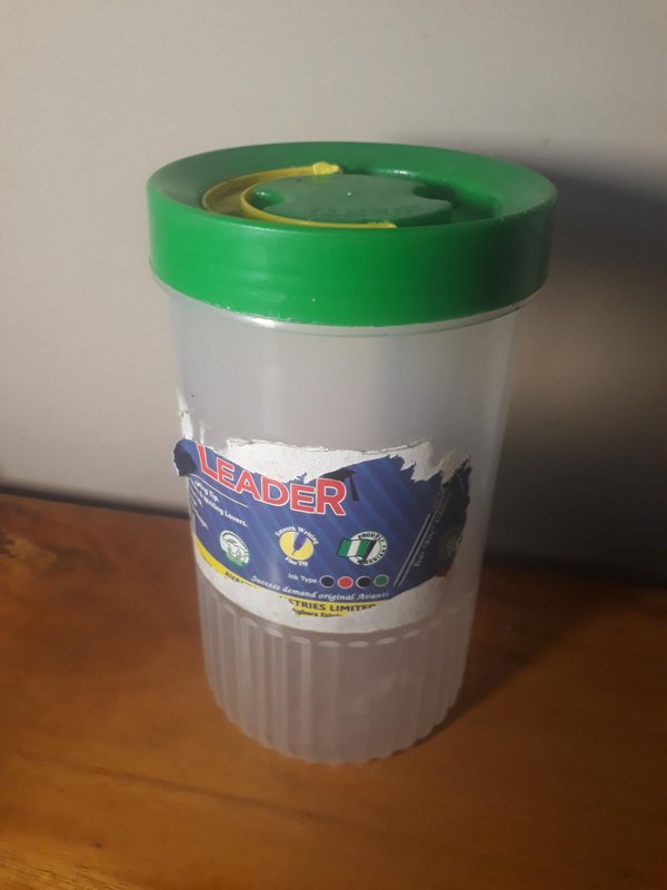 블렌더 컵으로 사용할 적합한 플라스틱 용기 선택하기