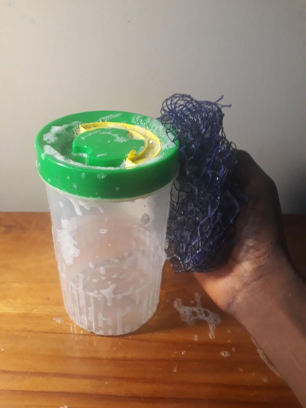 플라스틱 용기 깨끗이 세척하기