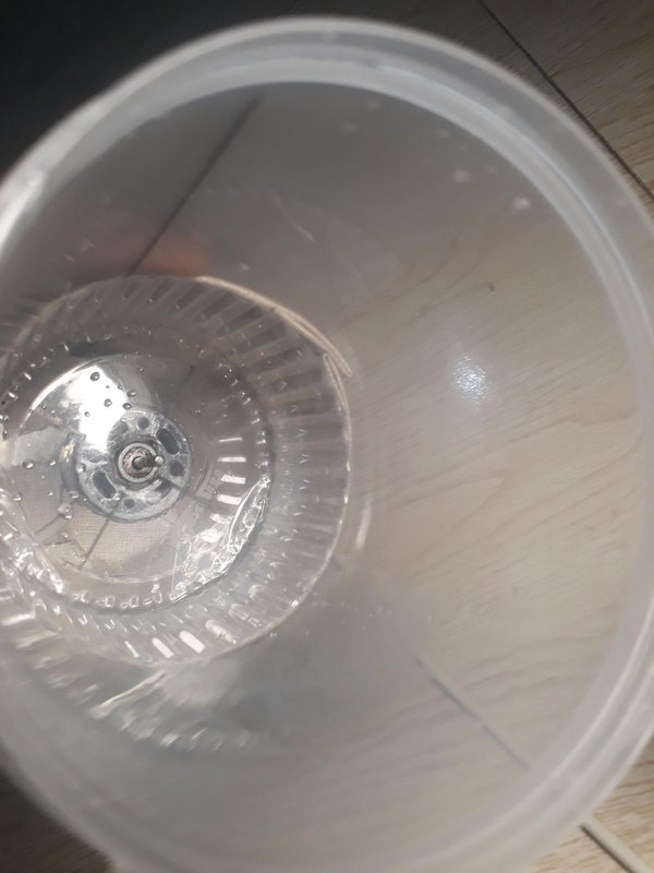 만든 구멍에 모터 끼우기