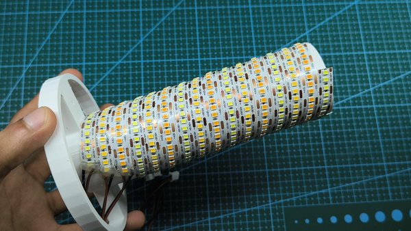 LED 스트립을 장착하세요.