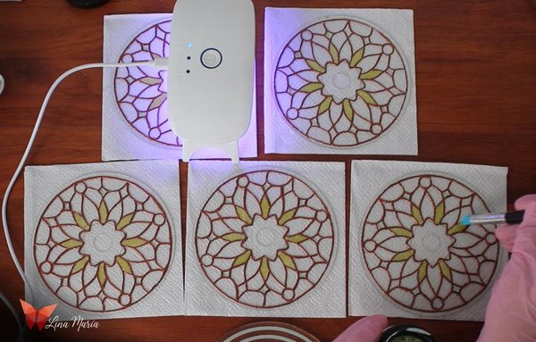 스테인드글라스 패널 채색하기