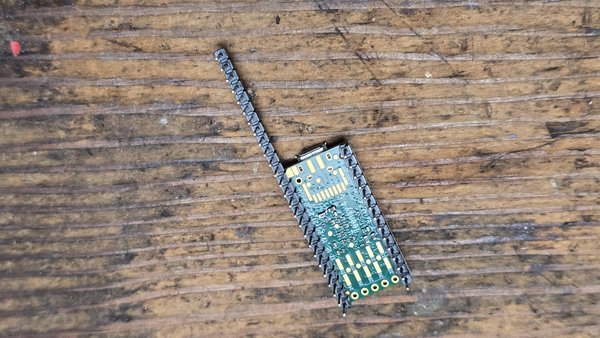 1단계: 수 헤더 핀을 Teensy 4.0에 납땜하기