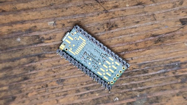 1단계: 수 헤더 핀을 Teensy 4.0에 납땜하기