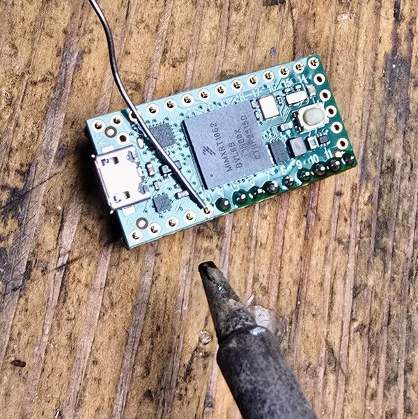1단계: 수 헤더 핀을 Teensy 4.0에 납땜하기