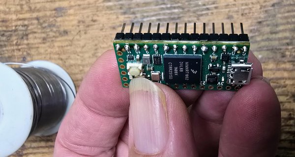 1단계: 수 헤더 핀을 Teensy 4.0에 납땜하기