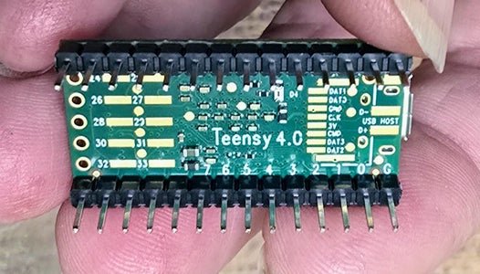 1단계: 수 헤더 핀을 Teensy 4.0에 납땜하기