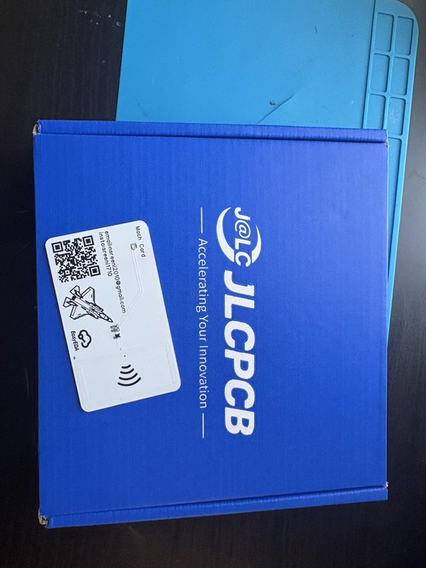 소개: Mach Card는 탭하면 URL을 전송하고 LED를 켜는 맞춤형 NFC 지원 PCB 명함으로, 모든 기능이 휴대폰에서 무선으로 전원을 공급받습니다.