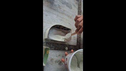 몰드에 시멘트 붓기