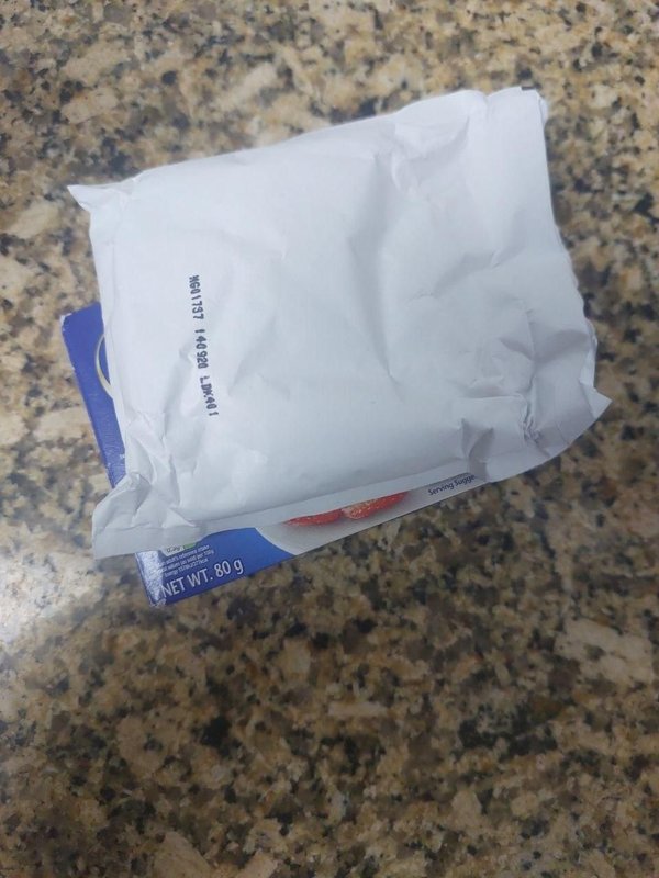 먼저 얼음을 넣고, 그 다음 딸기 젤리를 부으세요.