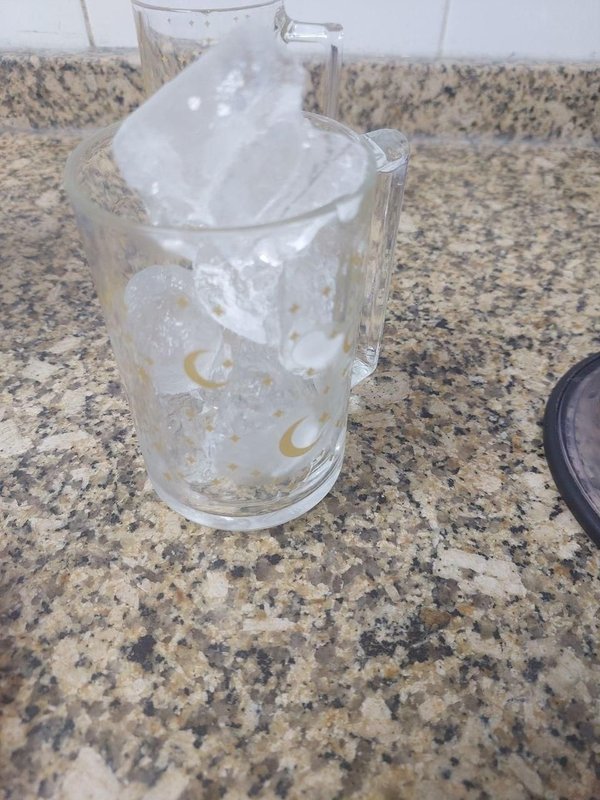 먼저 얼음을 넣고, 그 다음 딸기 젤리를 부으세요.