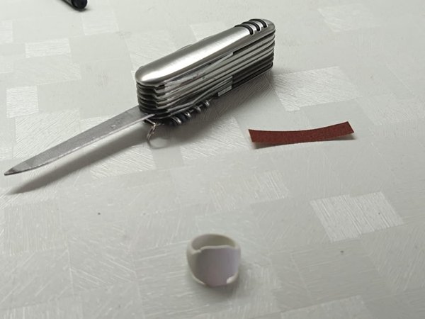 반지의 대략적인 형태를 그리고 자르기