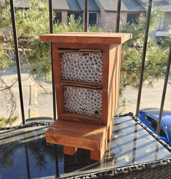 소개: 벌 호텔: 재활용 목재 팔레트를 꽃가루 매개자들의 보금자리로 만들기