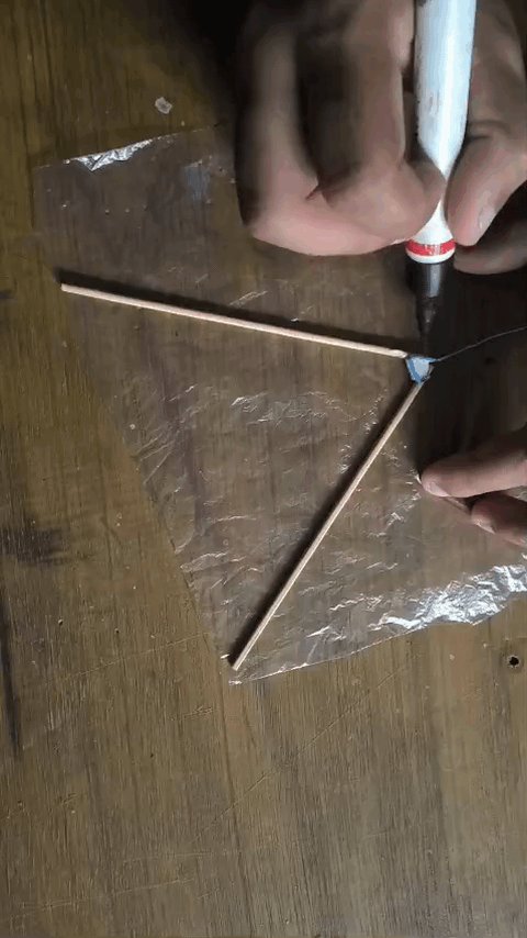 꼬리에 전선을 연결하고 "깃털"로 감싸기