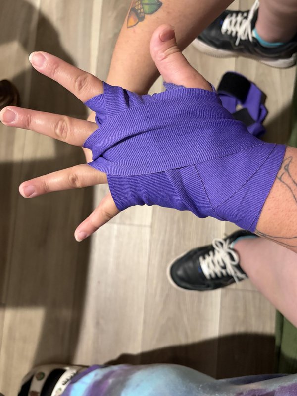 이제 손가락 사이사이를 감으세요....