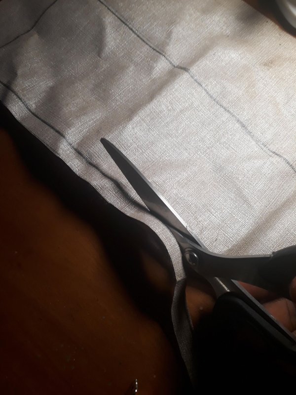 방수포 자르기 및 병에 부착하기
