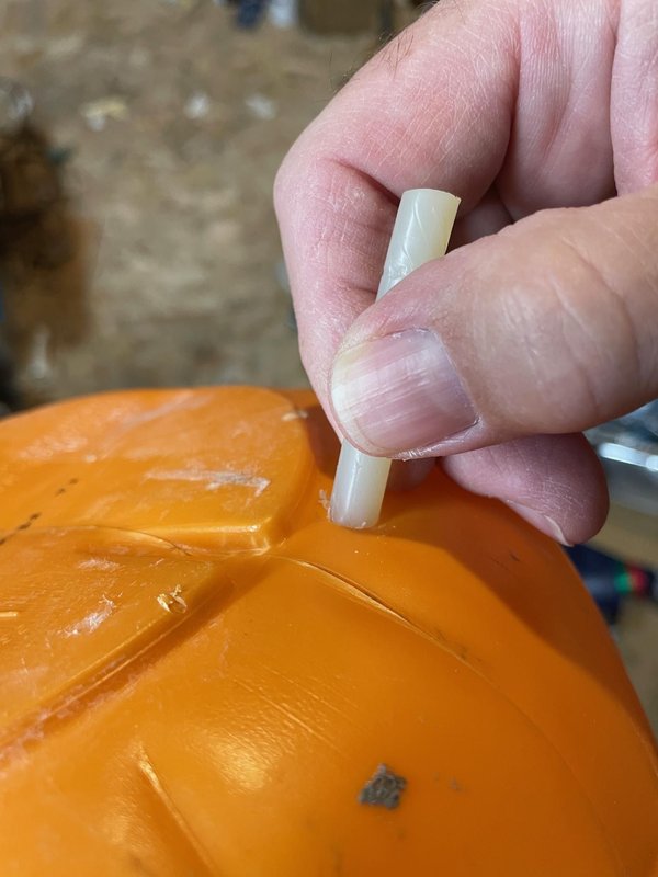 양동이에 배수 구멍을 뚫고 마개를 끼우세요