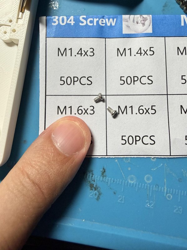디스플레이를 설치하고 모듈을 놓을 공간을 마련하십시오.