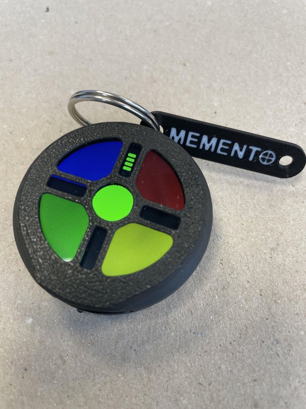 소개: Memento – ESP32-S3와 원형 터치 디스플레이를 사용하는 손바닥 크기의 기억력 게임